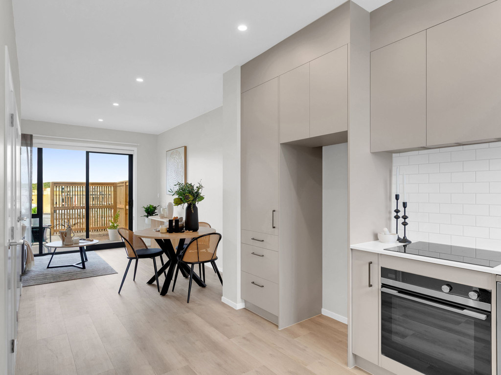 1766108702_18071768817660955501370921Hutchinson10