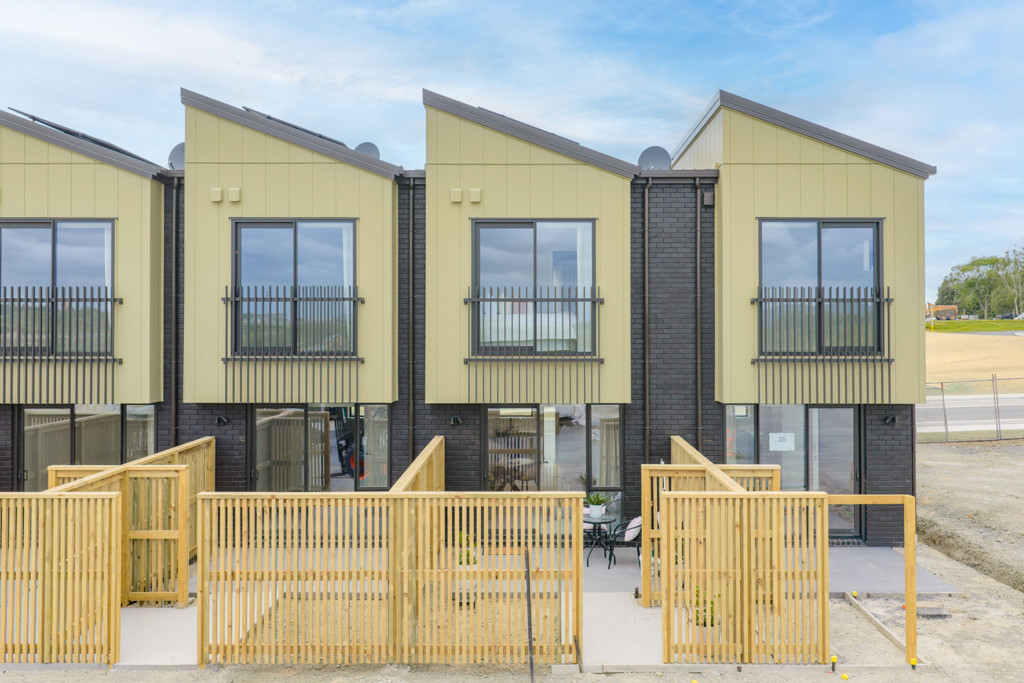 1766108707_18071743017660954782603821Hutchinson21