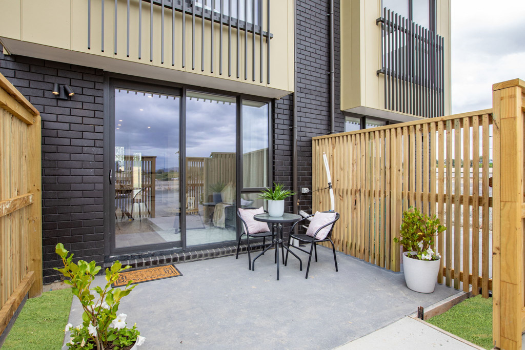 1766108711_18071743817660954912610021Hutchinson24