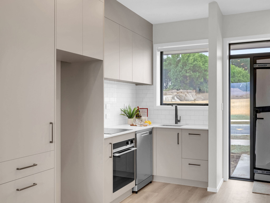 1766108729_18071769617660955561366121Hutchinson11