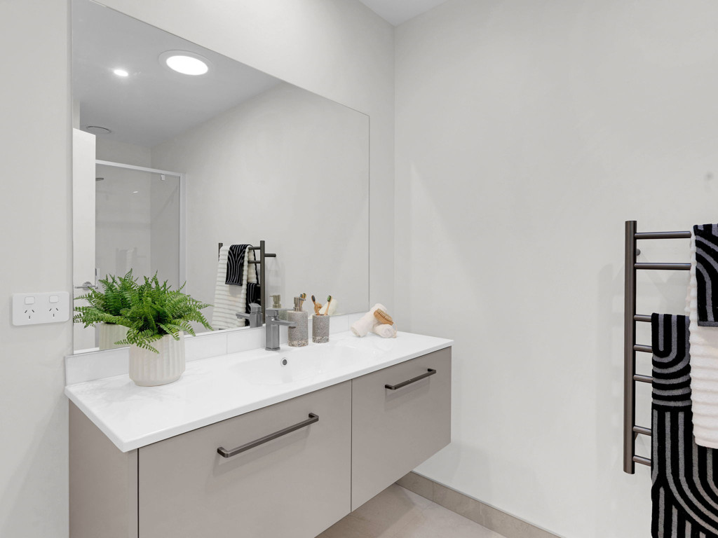 1766108742_18071772517660955751369821Hutchinson16