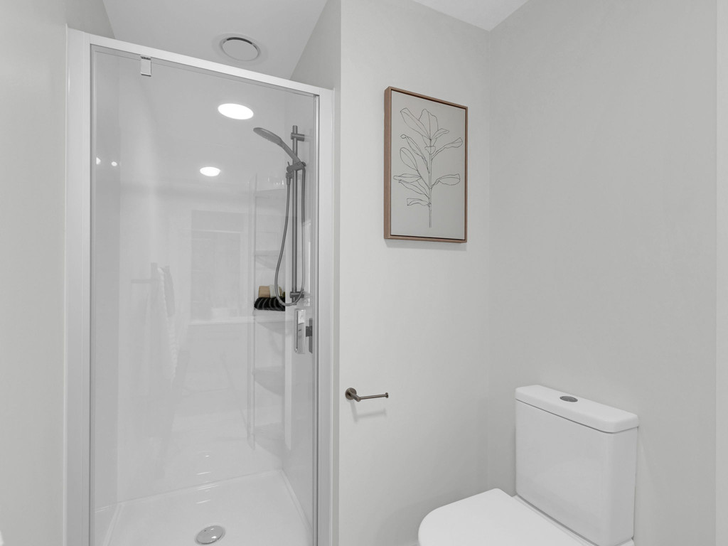 1766108747_18071774417660955801380221Hutchinson18