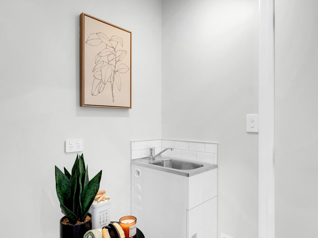 1766108756_18073000817660982691979221Hutchinson37